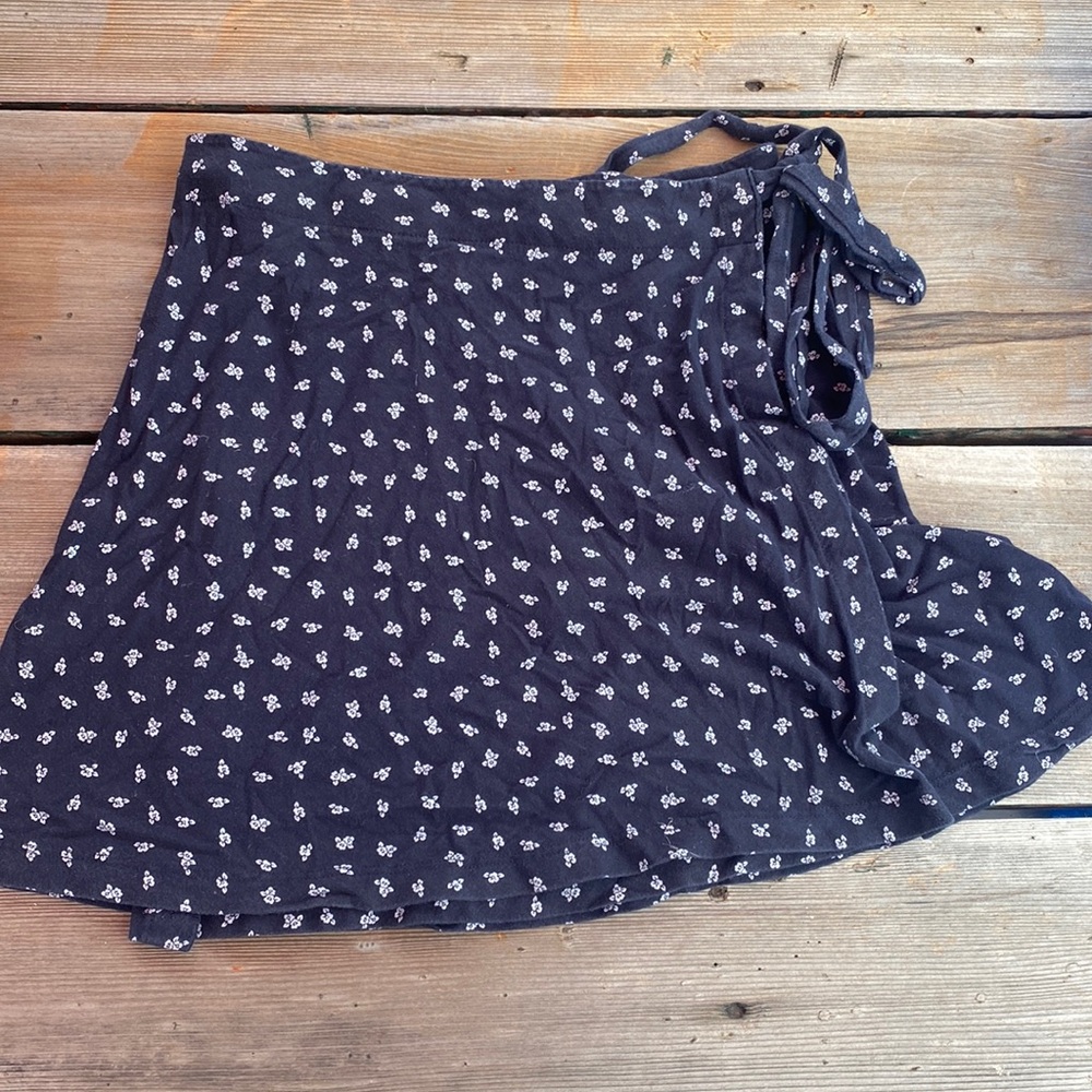Brandy Melville wrap short skirt Navy blue white flowers